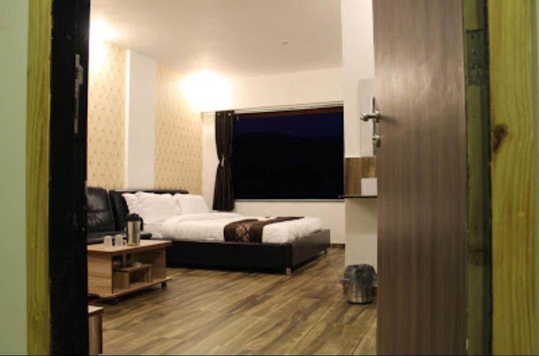 Strawberry hills saputara Hotel Bagian luar foto