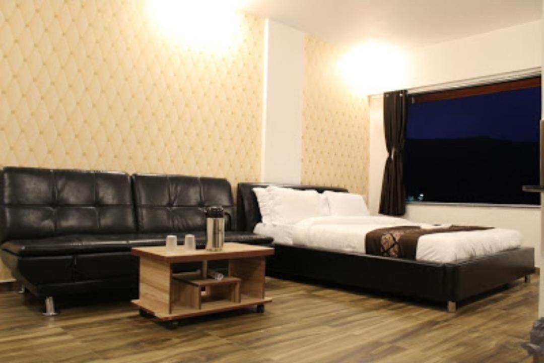 Strawberry hills saputara Hotel Bagian luar foto